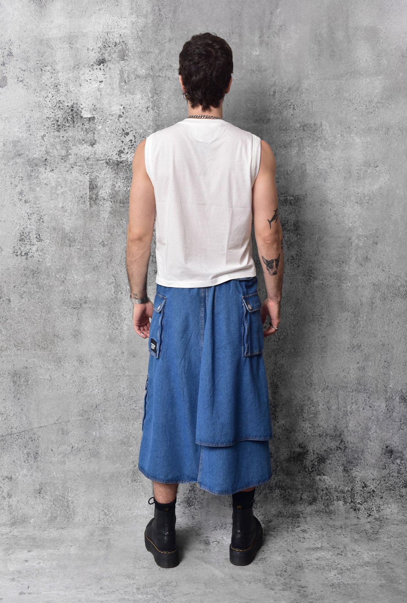 White sleeveless crop top T-shirt