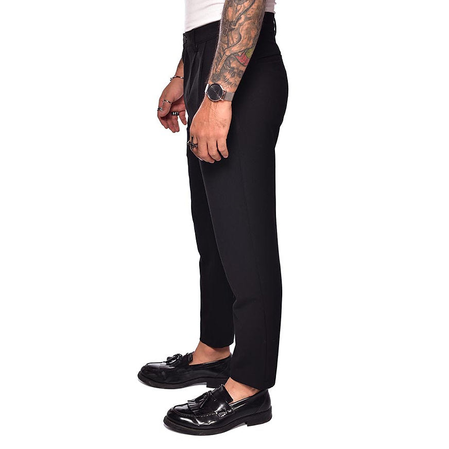 Baggy pants with black presses