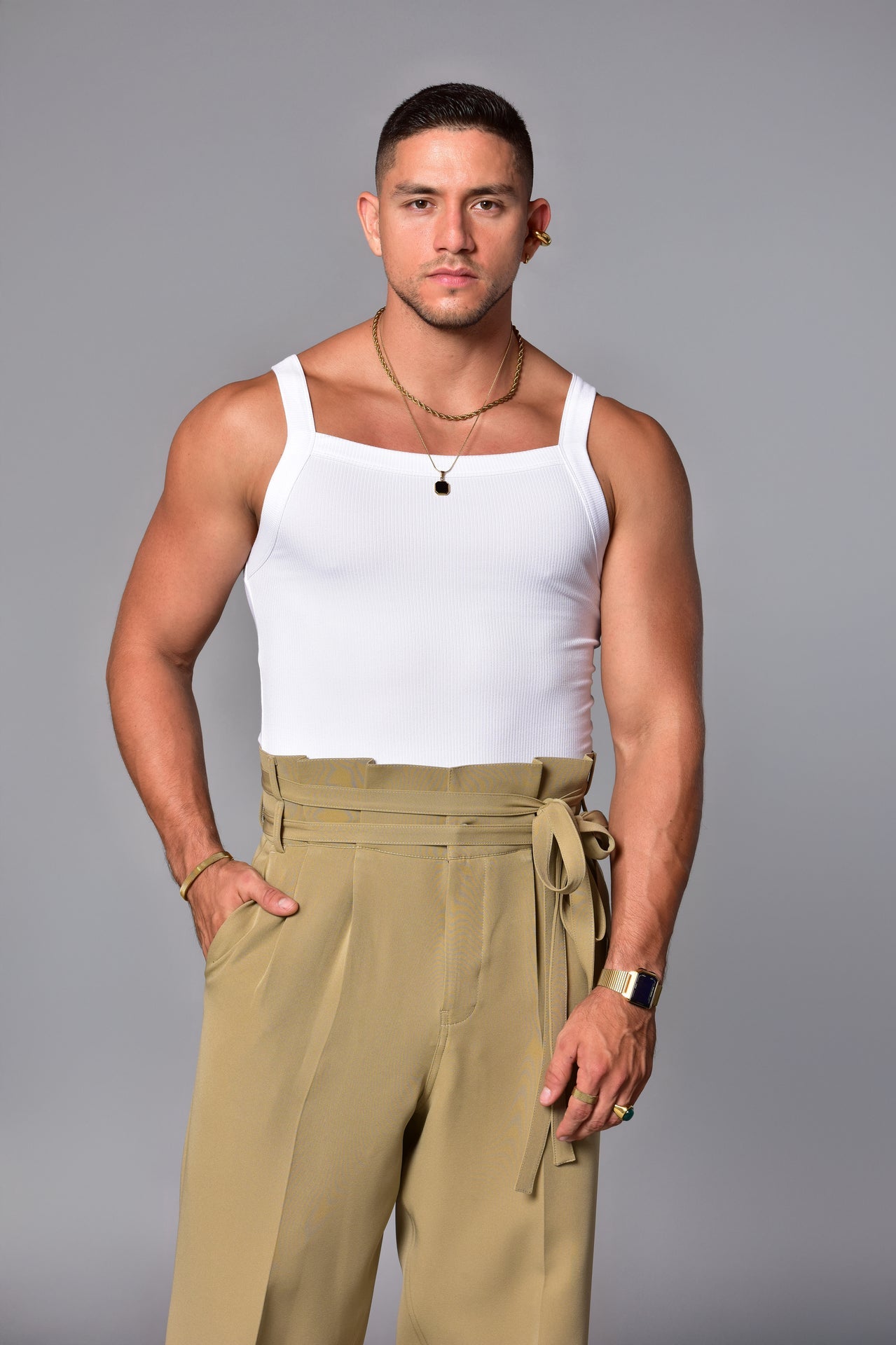 Wide-leg pants with high beige belt