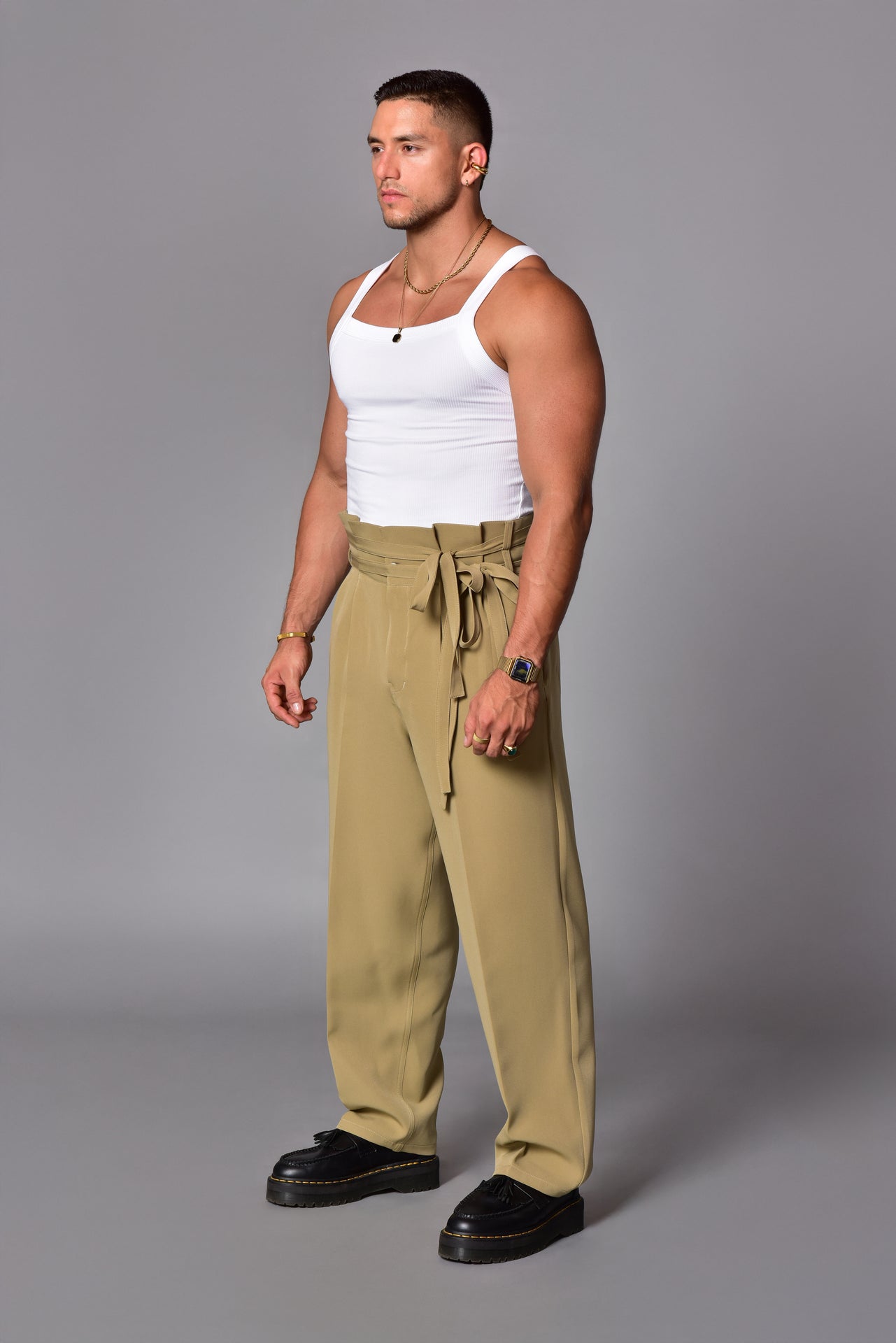 Wide-leg pants with high beige belt