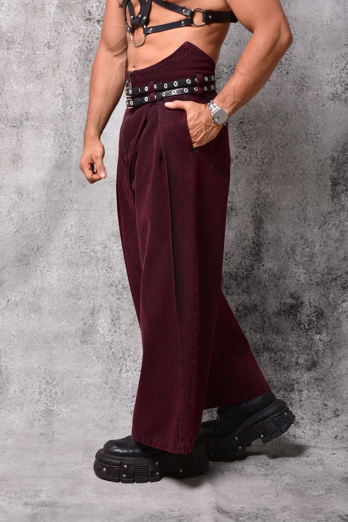 Pantalones Devil de pernera extra ancha en color vino