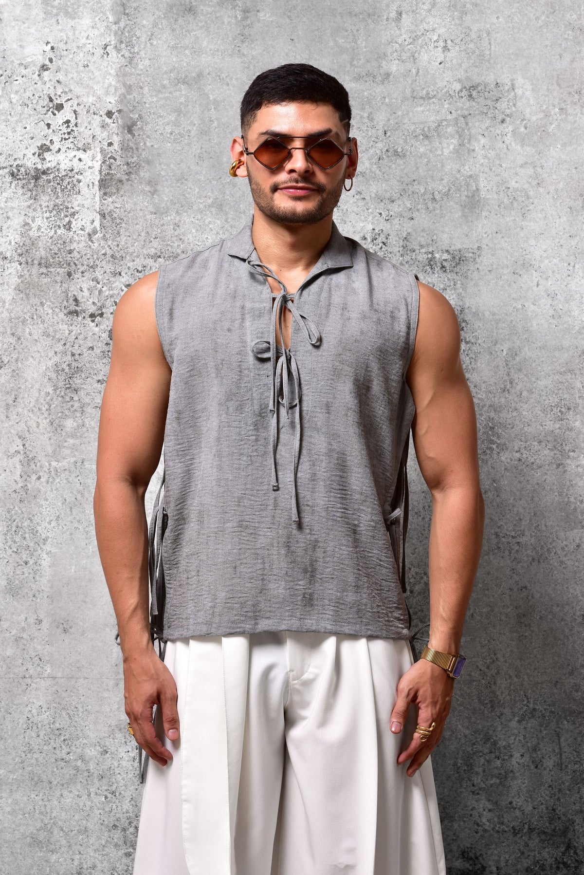 Camisa gris con cordones