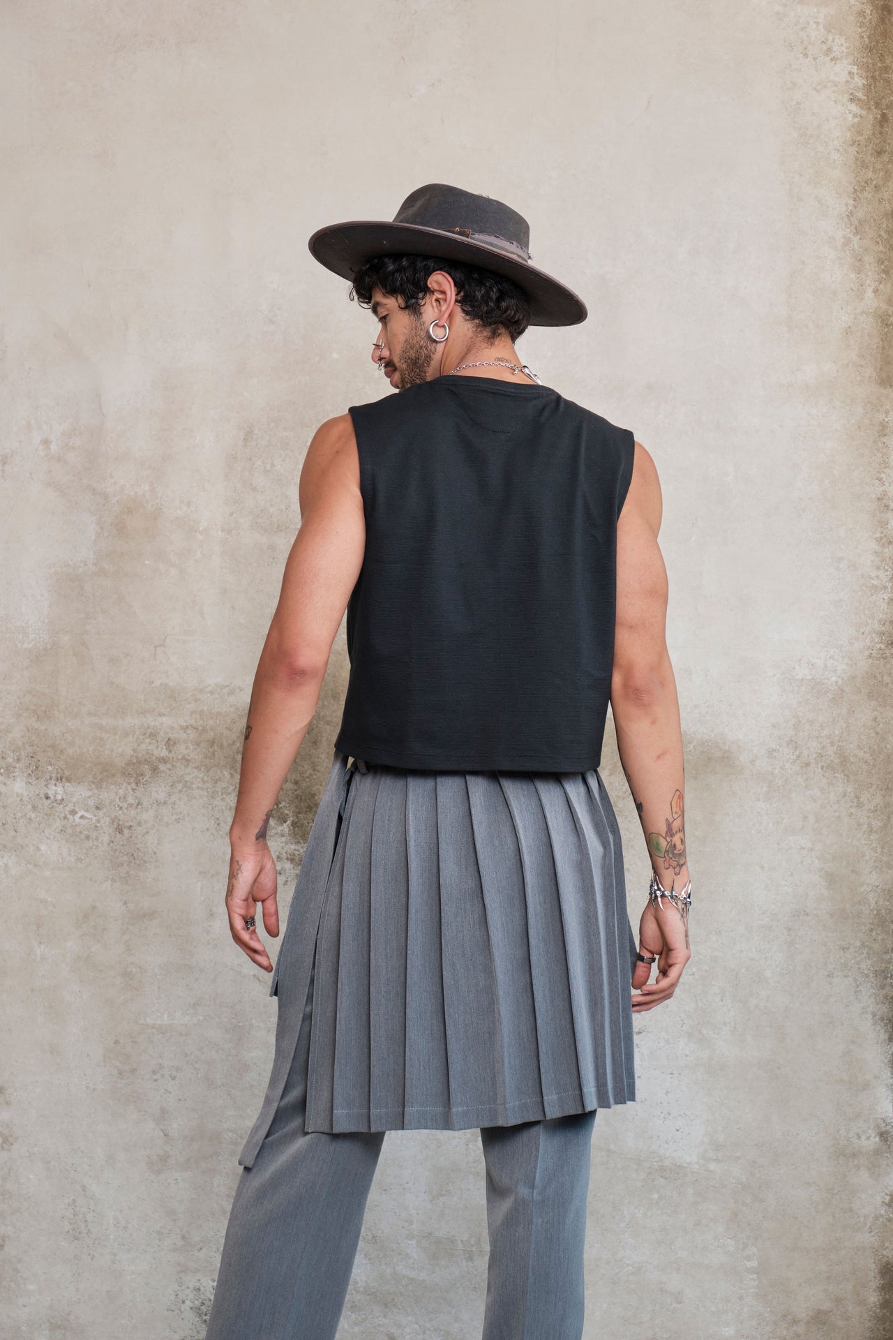 Crop top sleeveless black t-shirt