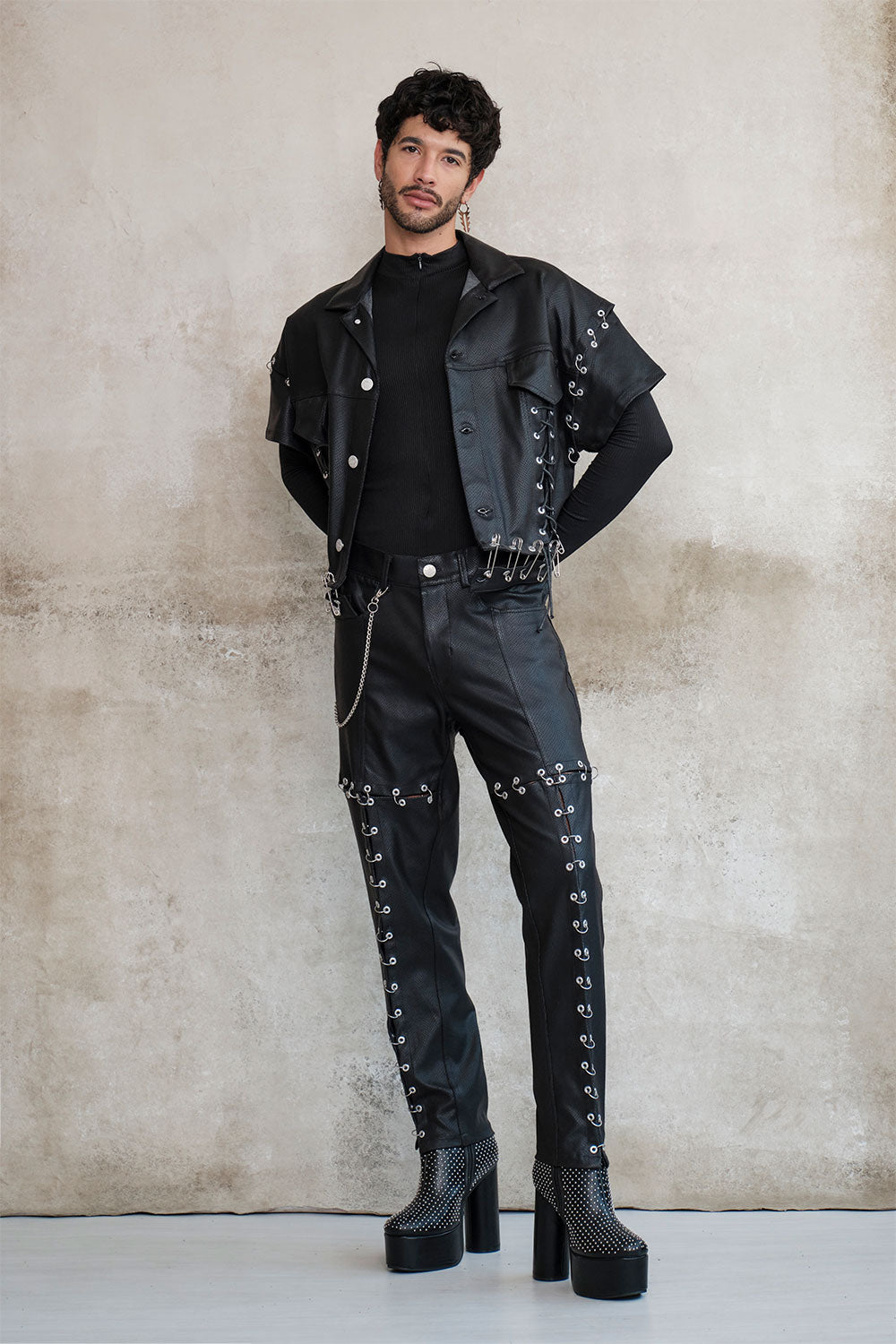 Tapered hoops pants with eyelets