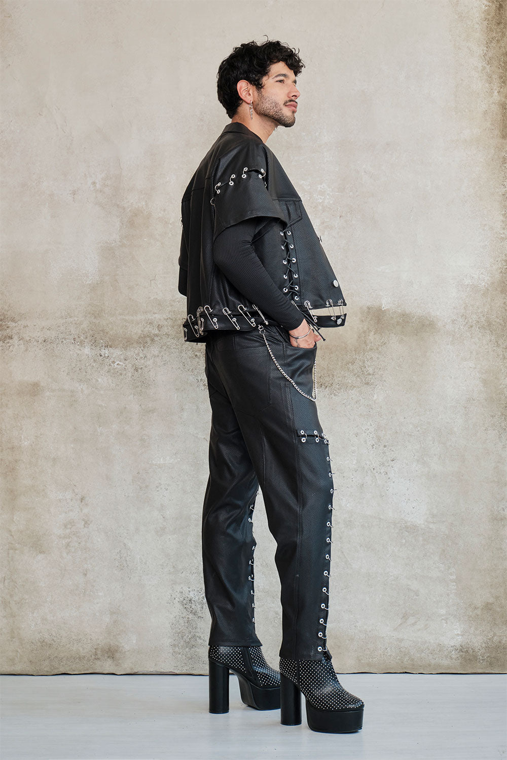 Tapered hoops pants with eyelets