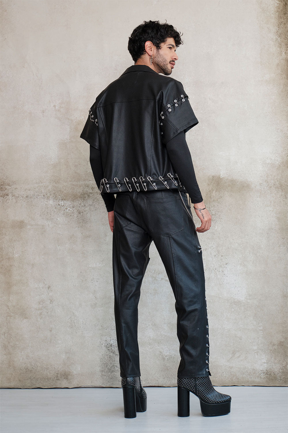 Tapered hoops pants with eyelets
