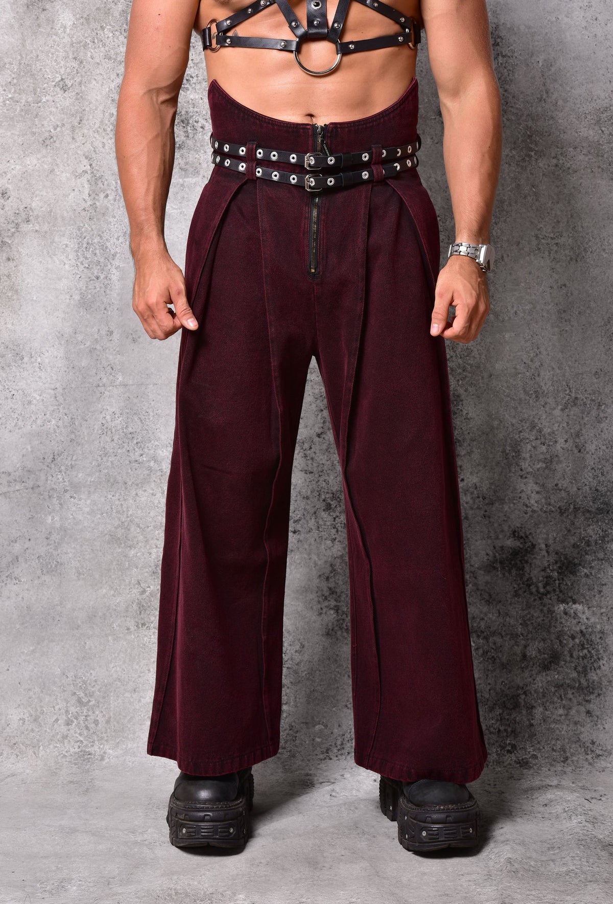 Pantalones Devil de pernera extra ancha en color vino