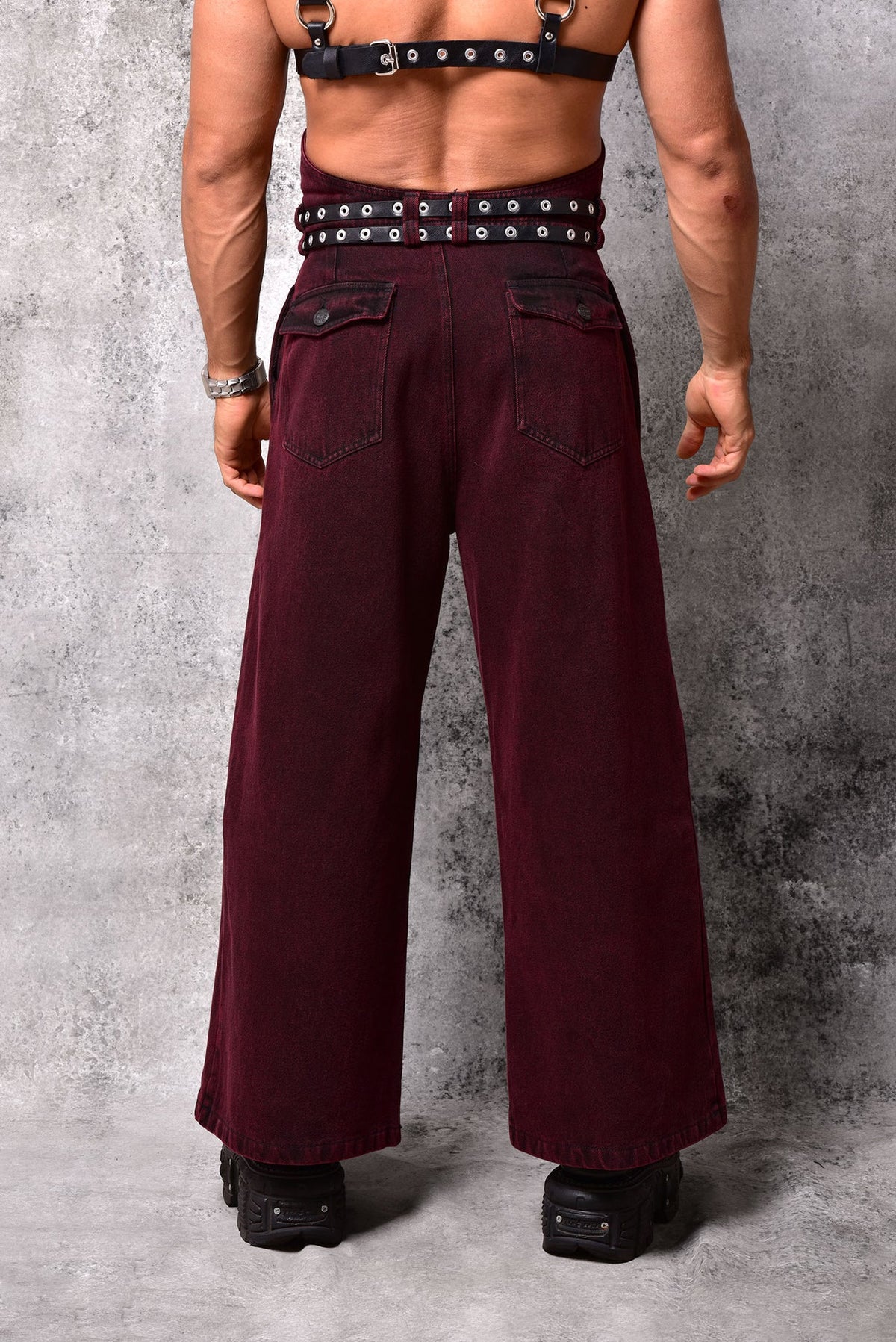 Pantalones Devil de pernera extra ancha en color vino