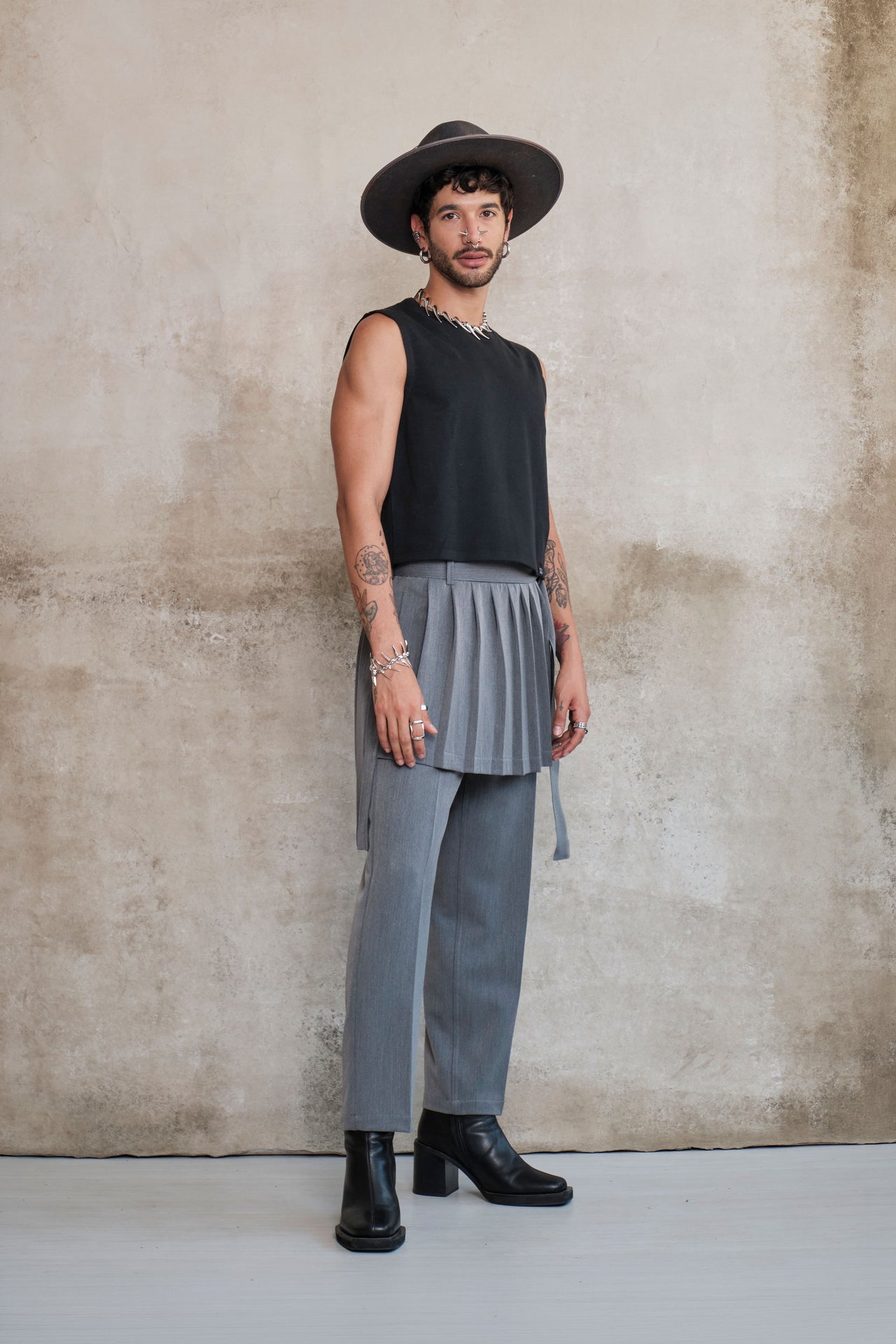 Crop top sleeveless black t-shirt
